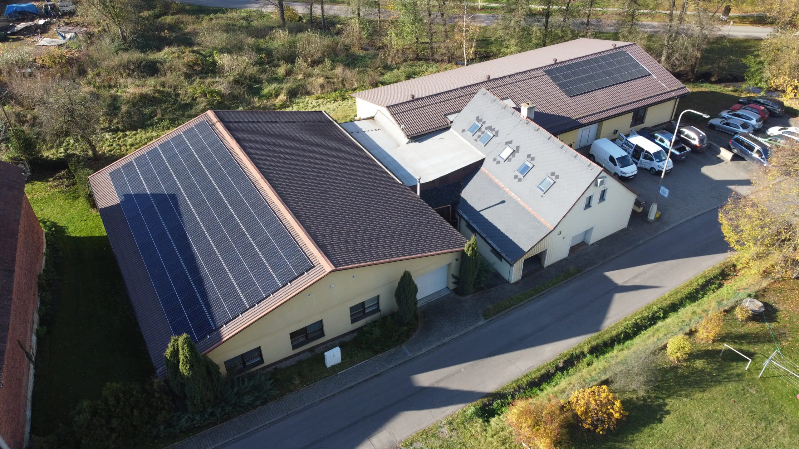 Letecký pohled na fotovoltaickou elektrárnu v areálu firmy Vondra a Vondra