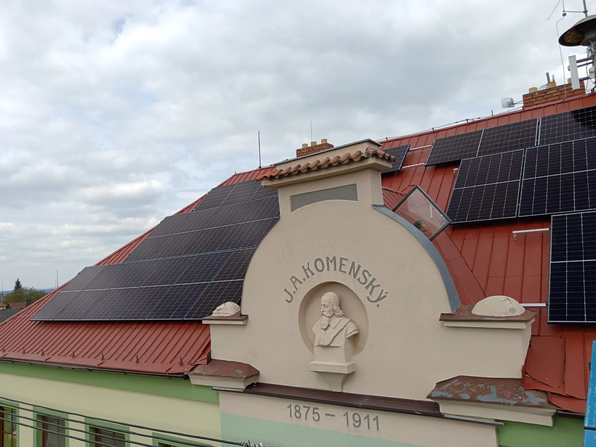 Fotovoltaické panely na budově obecního úřadu v obci Horka