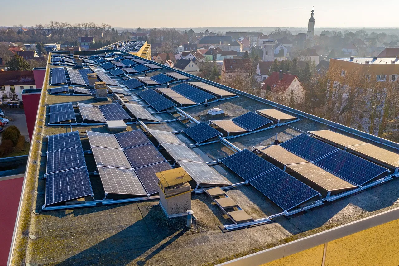 Ilustrační fotografie k článku Jak financovat firemní fotovoltaiku? Program od NRB nabízí dotace i bezúročné úvěry