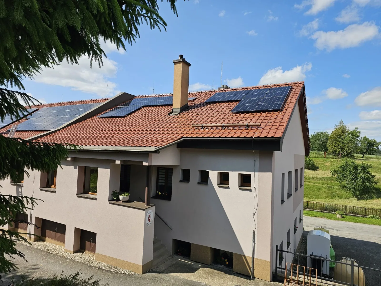 Fotovoltaická realizace: FVE v obci Chotěnov