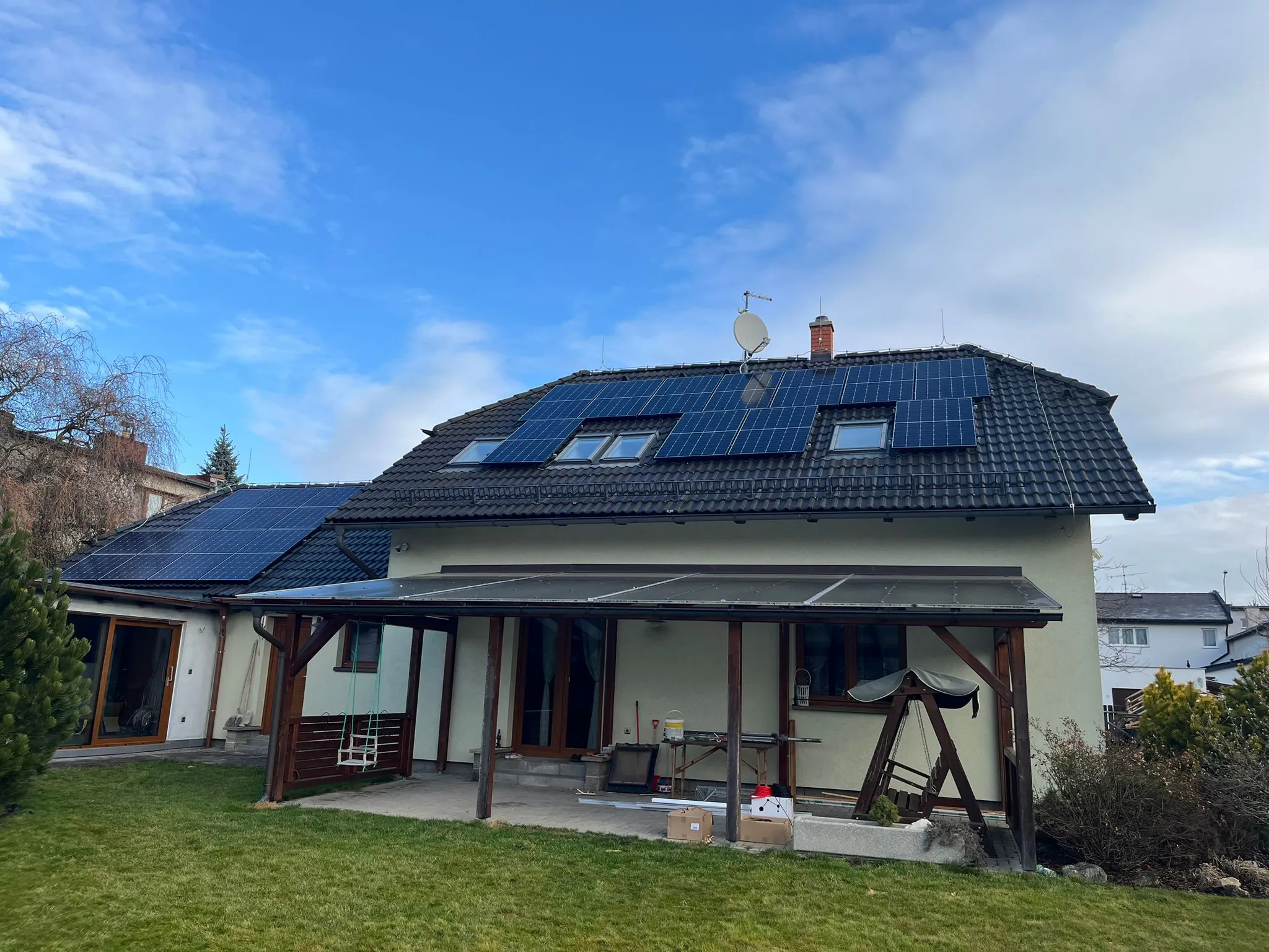 FVE na rodinném domě ve Svitavách – 9,54 kWp, baterie 10,24 kWh – fotografie 1