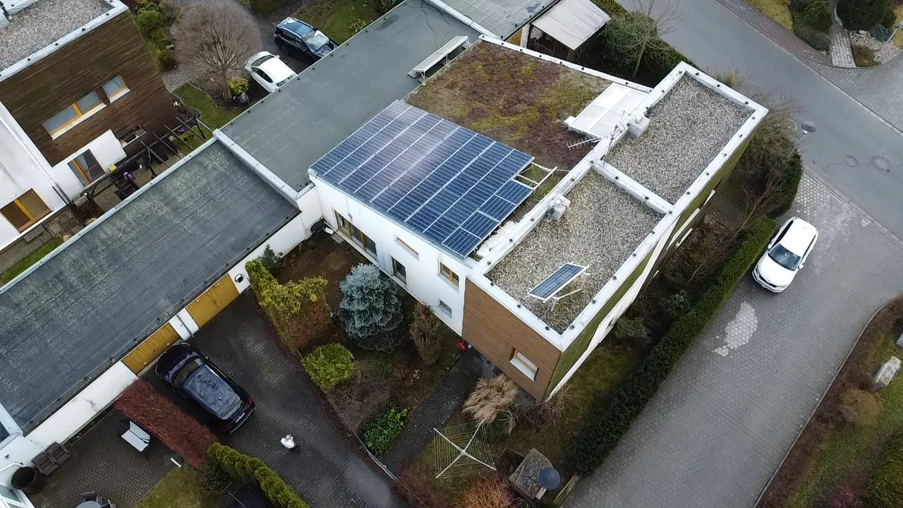 FVE na rodinném domě ve Svitavách – 10 kWp, baterie 10,24 kWh – fotografie 1