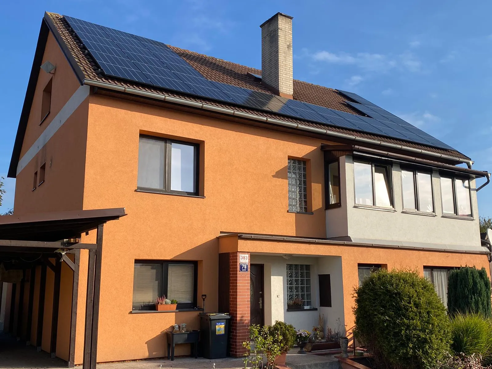 FVE na rodinném domě ve Svitavách – 10 kWp, baterie 15,36 kWh – fotografie 1