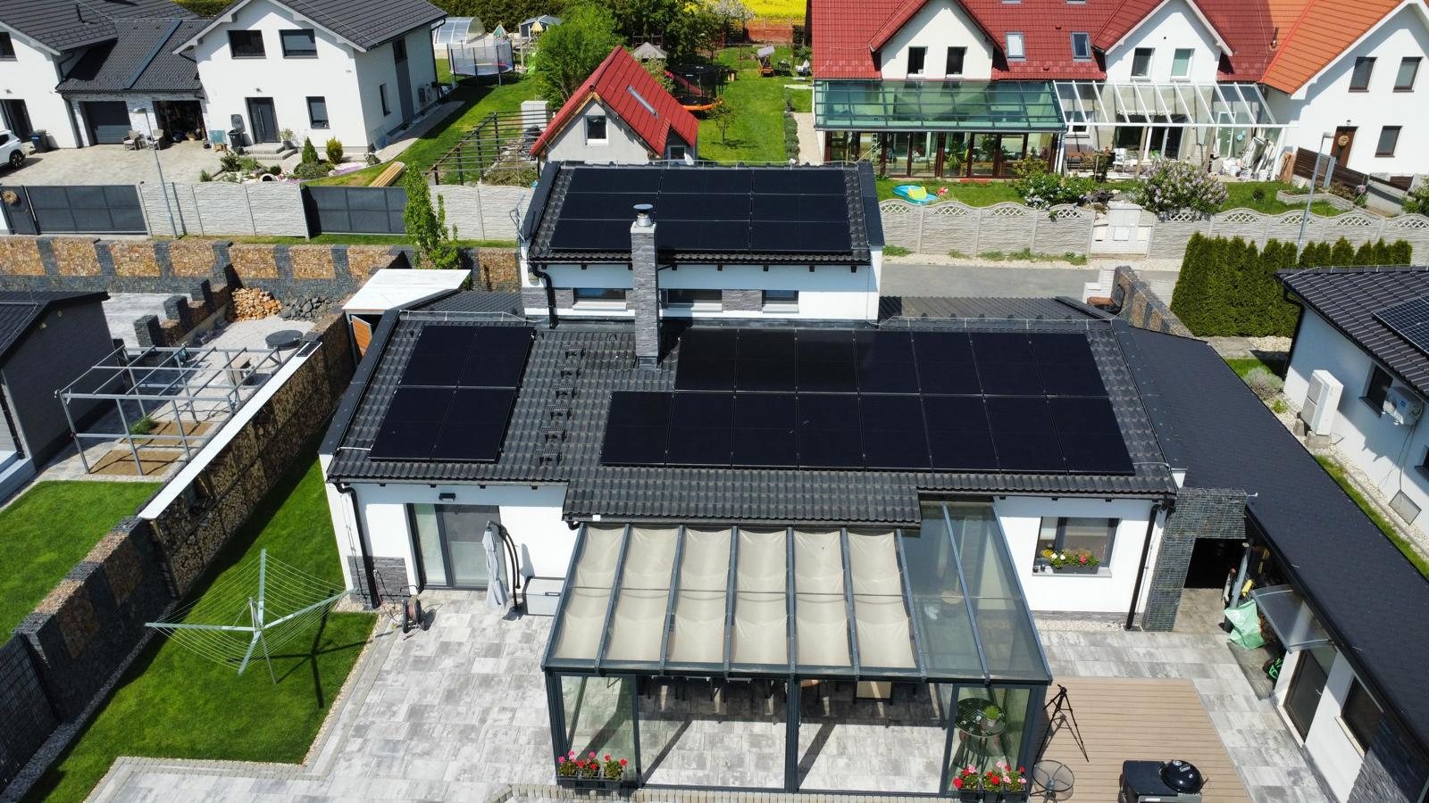Fotovoltaické panely na střeše domu za jasného dne